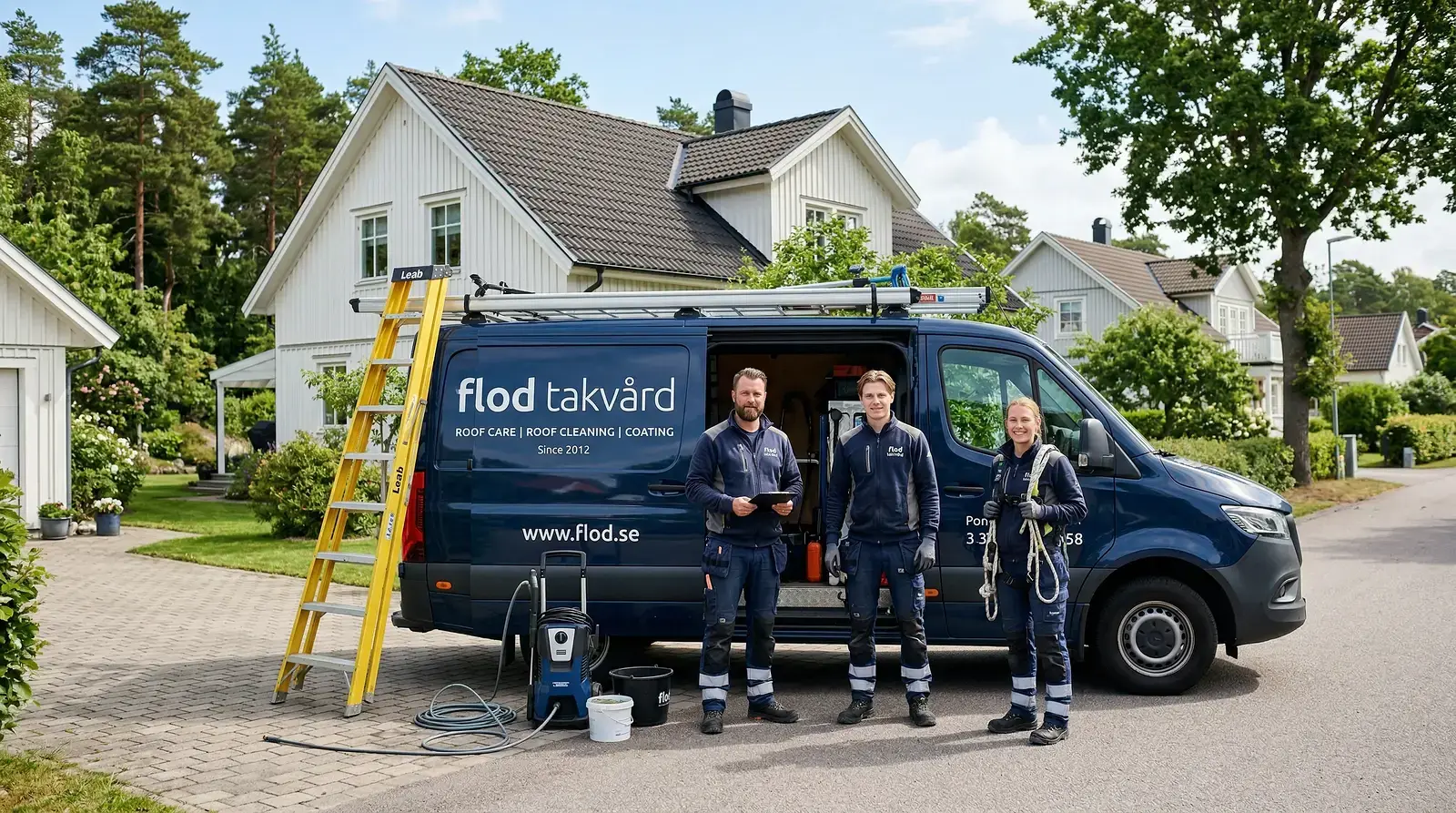 Tre takläggare från Flod Takvård står framför sin servicebil utanför ett villaområde.
